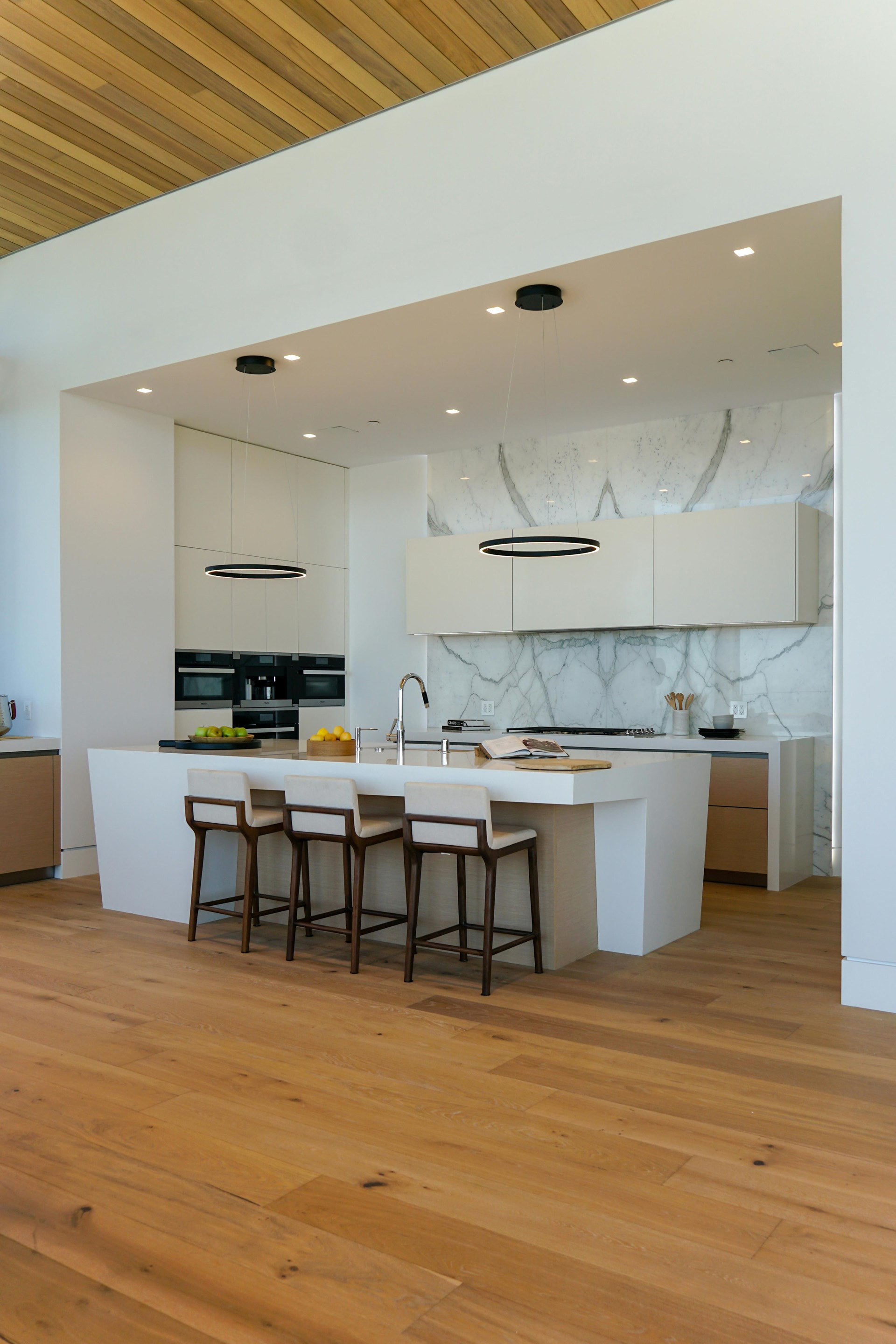 Design contemporain et élégant d’une cuisine sur mesure 