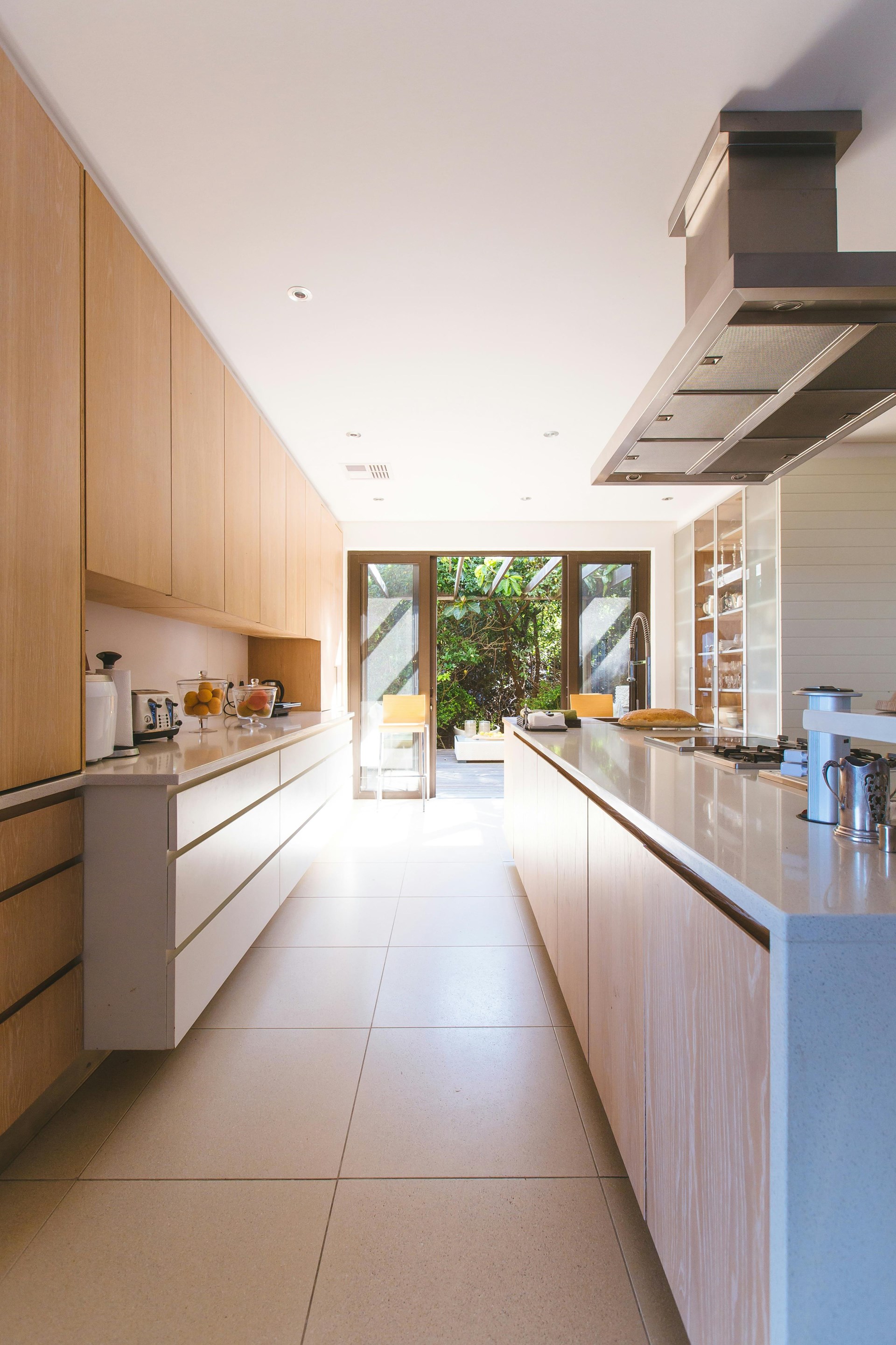Détails de finitions haut de gamme : Corian, pierre naturelle, bois noble